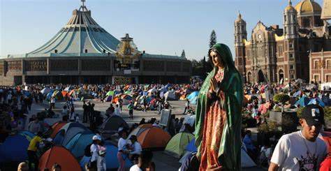 Basílica de Guadalupe y peregrinos en el Tepeyac