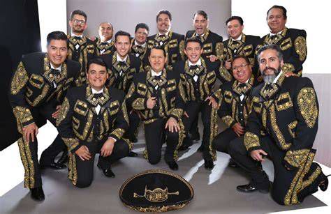 Mariachi Gama Mil acompañando la serenata