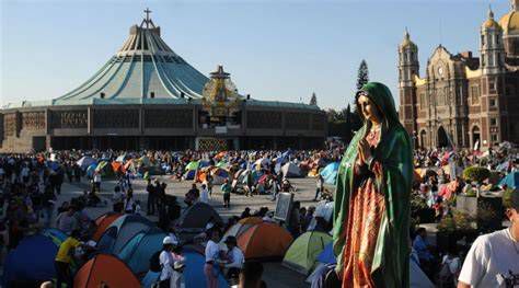 Peregrinos y ofrendas en la explanada de la Basílica