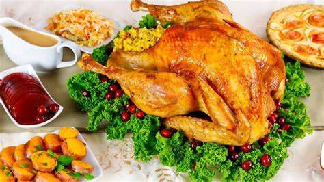 Plato típico del Día de Acción de Gracias: pavo asado acompañado de verduras y pastel de manzana