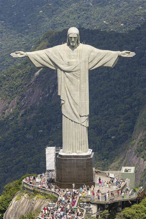 Cristo Salvador del Mundo, pintura y esculturas representativas
