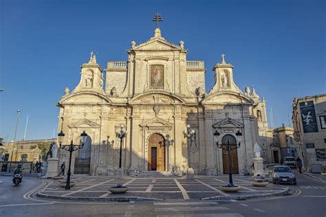 Fachada de la Iglesia Parroquial de San Antonio Abad en la Plaza del Cristo de la Salud