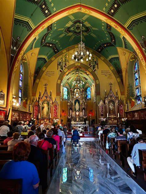Interior del Santuario y altares de peregrinos