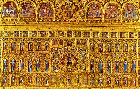 Vista frontale della Pala d'Oro nella Basilica di San Marco
