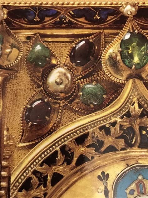 Dettaglio degli smalti cloisonné e delle gemme della Pala d'Oro