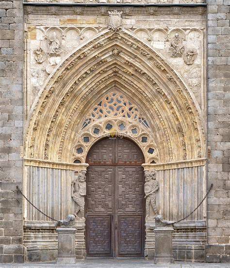 Fachada y portada occidental de la Catedral de Ávila