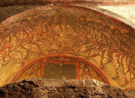 Vista interior de frescos antiguos en las Catacumbas de Domitila