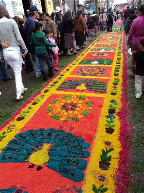 Procesión de Corpus Christi con alfombras de aserrín y flores