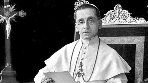Collage histórico: retratos de Pío X, Benedicto XV y Pío XII