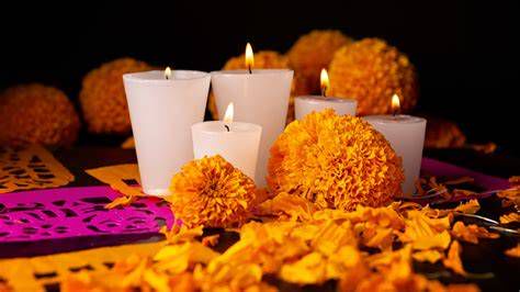 Ofrenda de Día de los Muertos con velas y flores