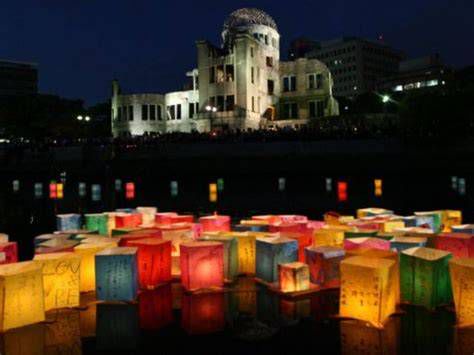 Linternas funerarias en el agua para honrar a los muertos en Hiroshima