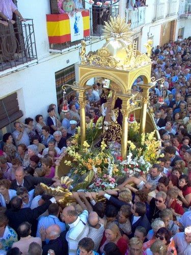 Carroza en forma de barca del Cristo de Urda durante la procesión
