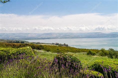 Vista panorámica desde la cima del Monte de las Bienaventuranzas con el Mar de Galilea
