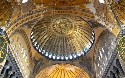 Interior de la Capilla de las Bienaventuranzas con mosaicos y cúpula dorada