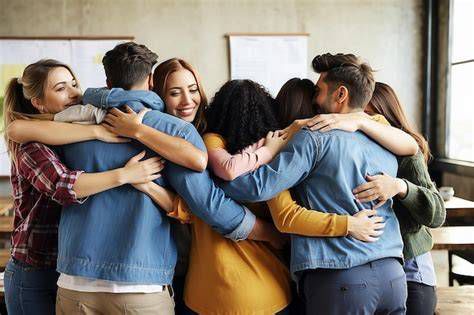 amistad cristiana - abrazo entre amigos en iglesia