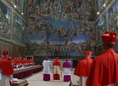 Capilla Sixtina con cardenales durante el cónclave