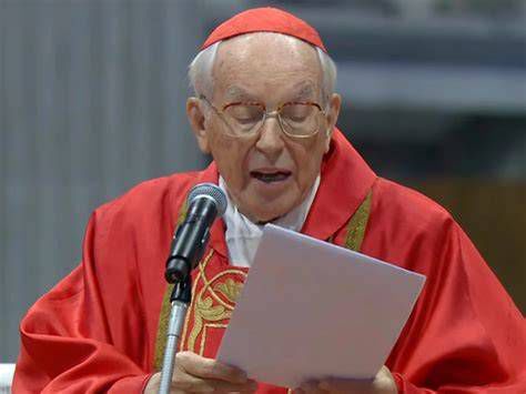 Cardenal decano presidiendo misa Pro eligendo pontifice