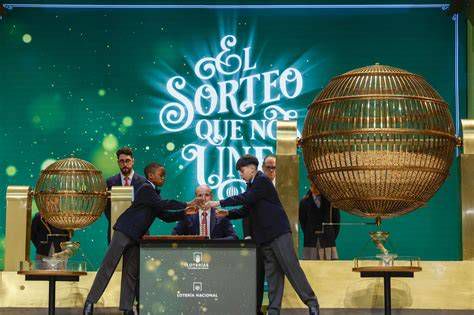 Esferas y papeletas utilizadas en el sorteo de roles durante el cónclave