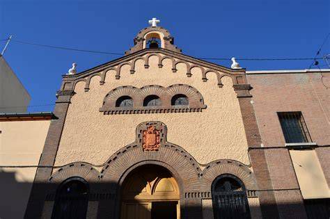 Fachada e interior de la Parroquia de Cristo Rey, Usera