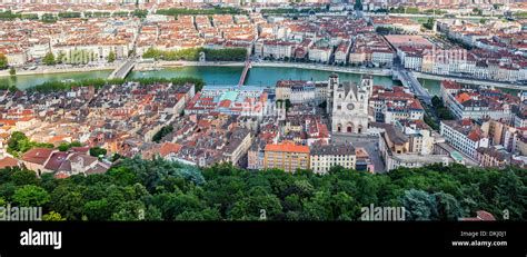 Vue panoramique de la Basilique Notre‑Dame de Fourvière depuis la ville