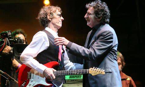 Luis Alberto Spinetta y Charly García en el escenario tocando