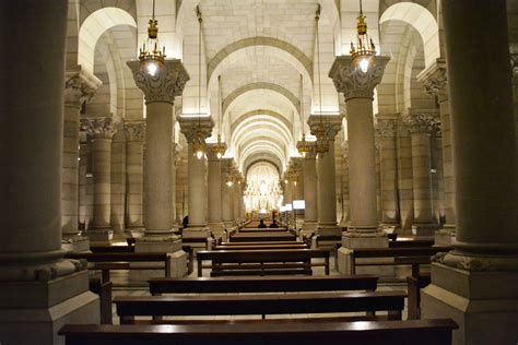 Interior de la cripta de la Almudena con columnas y capiteles