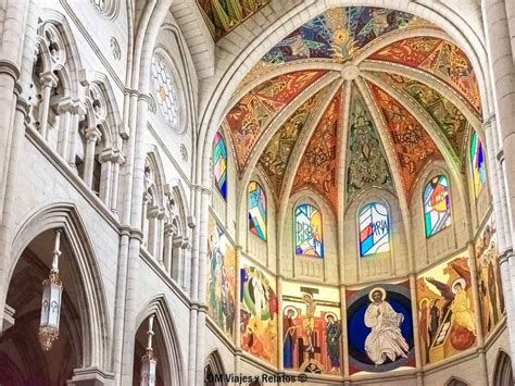 Murales y vidrieras del interior de la Almudena
