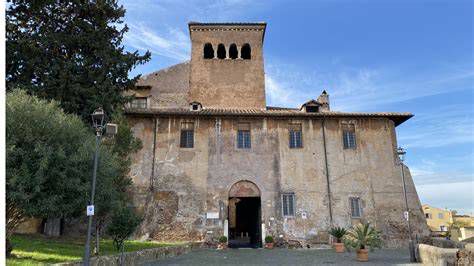 facciata e torre della Basilica dei Santi Quattro Coronati