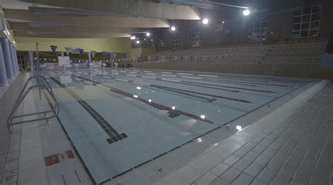 Fotografía de las piscinas climatizadas y exteriores en Instalaciones Deportivas El Cristo