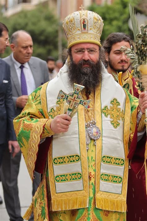 Imagen de un sacerdote ortodoxo griego con vestimenta tradicional y sombrero