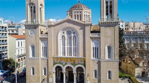 Foto de la Catedral de Atenas con fieles y sacerdote en procesión