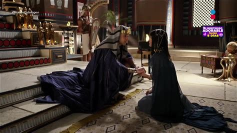 Leila enfrentando a Yunet en el palacio