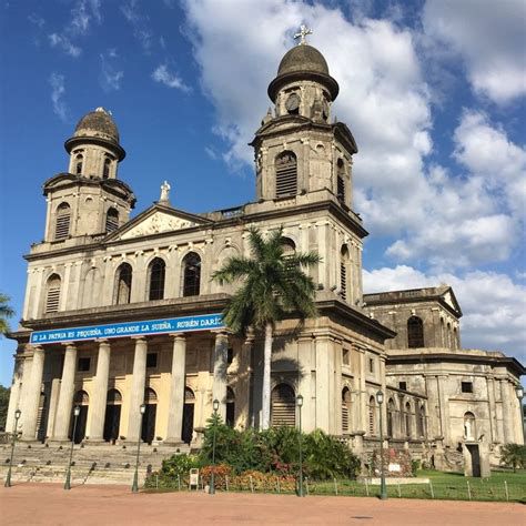 Fachada y ruinas de la Antigua Catedral de Managua