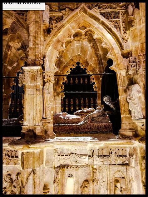 Detalle escultórico de Santo Sepulcro gótico en hemiciclo