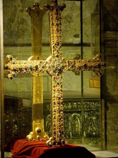 La Cruz de la Victoria y La Cruz de los Ángeles, símbolos de Asturias