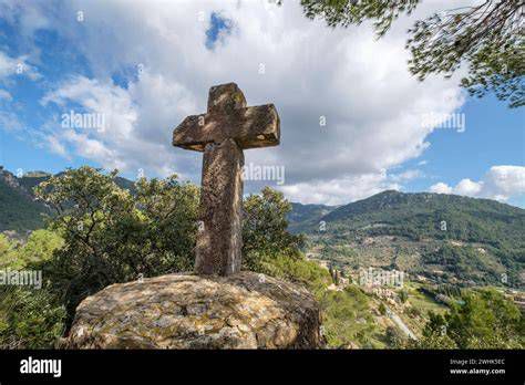 escena clave: la iglesia antigua y la cruz de piedra