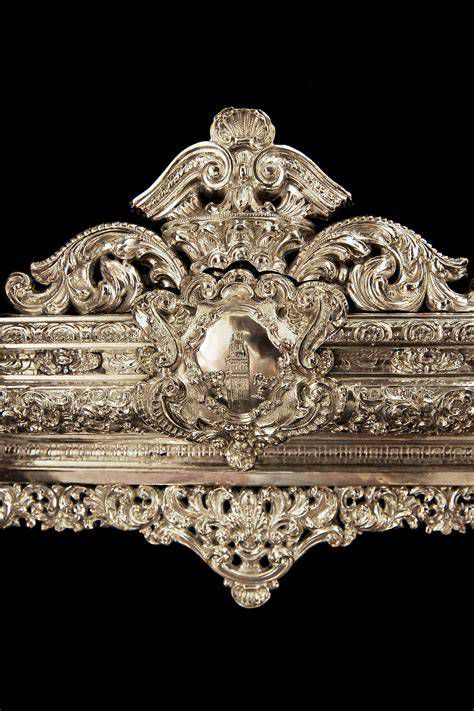 Detalle del manto de Carreritas y orfebrería del palio