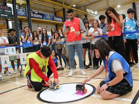 Alumnos del Colegio Buen Pastor participando en una competición de robótica educativa