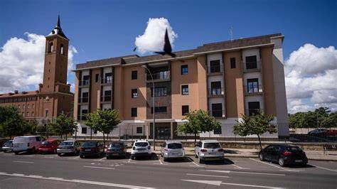 Fachada y sala común de la Residencia Sacerdotal San Francisco de Sales en Burgos