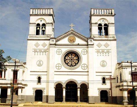 fachada e interior de la Iglesia Santísima Trinidad en Chiclana