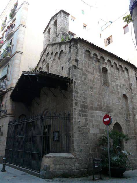 Vista exterior de capilla de Lamuño y panera tradicional