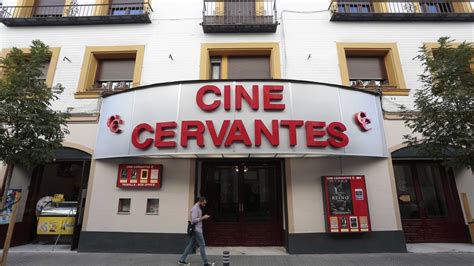 Fachada y marquesina del cine Jesuitas con cartelera luminosa