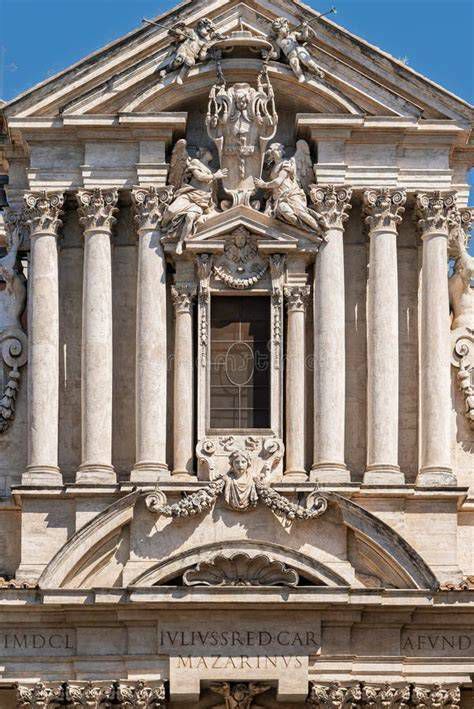 Detalle de la portada principal con frontones y pilastras corintias