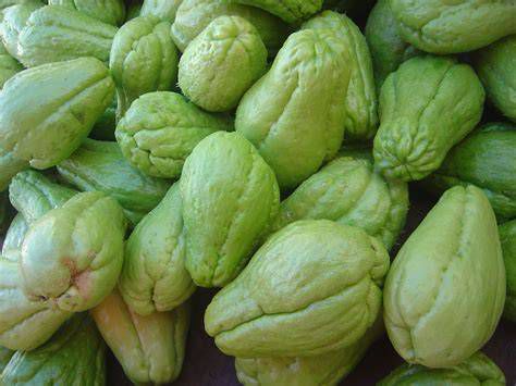 variedades de chayote en un mercado