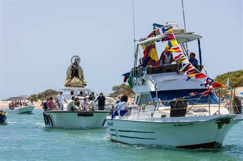 procesión marítima Virgen del Carmen con embarcaciones engalanadas en el Mar Menor