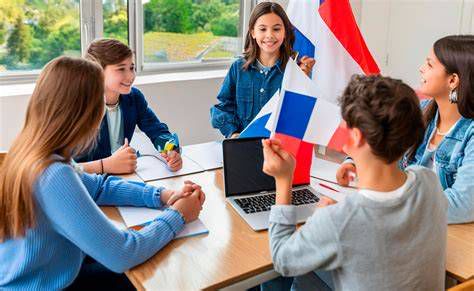 Alumnos aprendiendo francés en clase y realizando actividades en La Rochelle