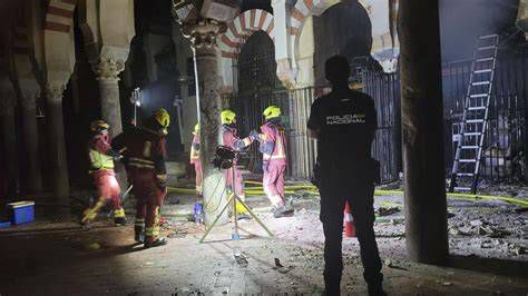 Imagen de bomberos trabajando en la Mezquita-Catedral de Córdoba durante el incendio