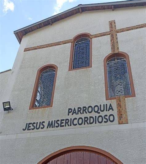 Fachada de la parroquia y horario en cartel