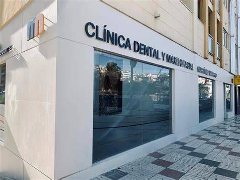 Fachada de la clínica y equipo dental