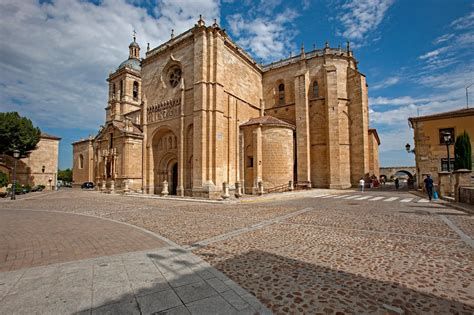 Recorrido urbano: seminario, catedral y muralla romana
